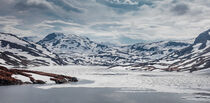 Snowy and icy landscape of Hardangervidda with mountains and lake in Norway von Bastian Linder