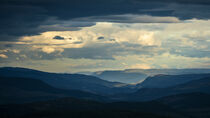 Mountain silhouette layers in the landscape of Jotunheimen National Park in Norway von Bastian Linder
