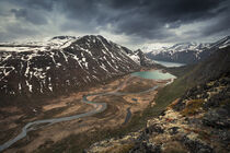 Turquoise lakes and river in mountain landscape from above the hike to Knutshoe summit in Jotunheimen National Park in Norway von Bastian Linder