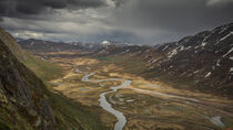 Turquoise river bends through mountain landscape of Jotunheimen National Park in Norway von Bastian Linder