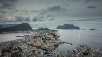 Overlooking the coastline of city Alesund with colorful houses and mountains in Norway von Bastian Linder