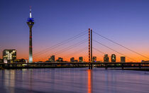 Düsseldorf - Skyline im Abendlicht von alfotokunst