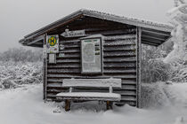 Schutzhütte auf der schneebedeckten Hohen Rhön 1 by Holger Spieker