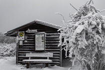 Schutzhütte auf der schneebedeckten Hohen Rhön 2 by Holger Spieker