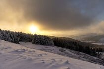 Traumhafte Abendstimmung in schneebedeckter Landschaft 2 by Holger Spieker