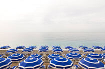 Sonnenschirme am Strand von Nizza in Frankreich by dieterich-fotografie