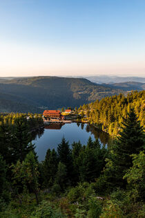 Mummelsee mit dem Berghotel im Schwarzwald by dieterich-fotografie