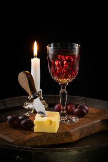 Ein Glas Wein im Weinkeller - A glass of wine in the cellar von Thomas Klee