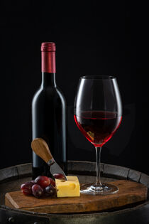 Ein Glas Rotwein genießen - Enjoying a glass of red wine von Thomas Klee