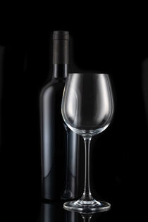 Weinflasche und das passendes Glas by Thomas Klee
