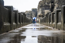 Menschen auf der Basteibrücke by Holger Spieker