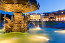 Springbrunnen am Schlossplatz in Stuttgart bei Nacht von dieterich-fotografie