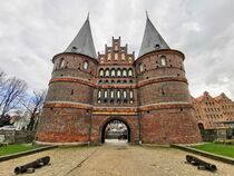 Holstentor in der Hansestadt Lübeck von alsterimages