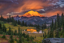 Washington State, Mt. Rainier National Park at sunrise. Credit as: Dennis Kirkland / Jaynes Gallery / Danita Delimont von Danita Delimont