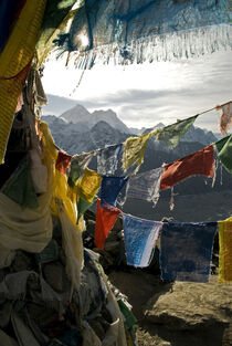 Nepal, Gokyo Ri. Prayer flags on the summit, Mount Everest in background. Barbara Noyes / Danita Delimont von Danita Delimont