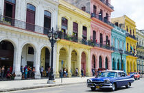 Havana, Cuba. Pastel buildings near city center. Bill Bachmann / Danita Delimont von Danita Delimont