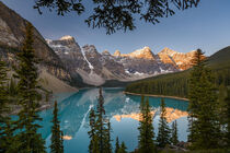 Canada, Alberta, Banff National Park. Moraine Lake at sunrise. Yuri Choufour / Danita Delimont von Danita Delimont
