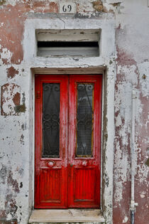 Red Doorway of old building in Burano, Italy. Darrell Gulin / Danita Delimont von Danita Delimont
