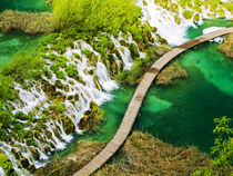 Boardwalk and Waterfalls in the Parco Nazionale, Plitvice, Croatia. Terry Eggers / Danita Delimont von Danita Delimont