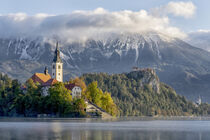 Slovenia, Our Lady of the Lake, Pilgrimage Church, Bled Castle. Ellen B. Goff / Danita Delimont von Danita Delimont