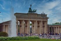 Springbrunnen mit Brandenburger Tor von Edgar Schermaul