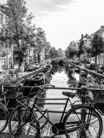 Fahrrad an einer Gracht in Amsterdam - Monochrom by dieterich-fotografie