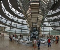 Reichstagskuppelbesucher von Edgar Schermaul