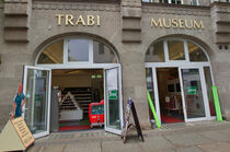 Eingang zum Trabi Museum by Edgar Schermaul
