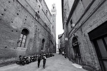 Gasse in Siena in schwarzweiß von Patrick Lohmüller