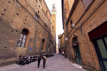 Gasse in Siena by Patrick Lohmüller