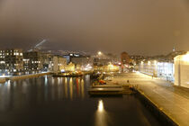 Hafen Bergen bei Nacht mit Blick auf das beleuchtete Bergen von Cuanita Müller