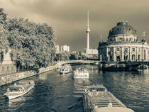 Ausflugsboote auf der Spree in Berlin - Monochrom von dieterich-fotografie