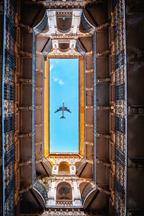 Hinterhof in Budapest mit blick nach oben Flugzeug, Ungarn