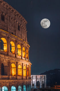 Das Kolosseum in Rom Italien, bei nacht mit Mond