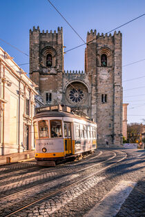 Lissabon am Morgen, Die Tram 28 Stadtteil Alfama, Portugal von jan Wehnert