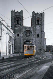 Lissabon am Morgen, Die Tram 28 Stadtteil Alfama, Portugal von jan Wehnert
