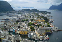 Blick auf die Hafenstadt Alesund Norwegen mit Inseln by Heiko Esch