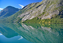 Wasserspiegelung im Fjord, Norwegen by Heiko Esch