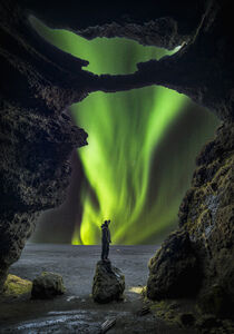 Island Höhle mit Nordlichtern von Patrick Gross