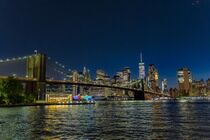 New York City Skyline bei Nacht mit Brooklyn Bridge von Patrick Gross