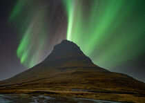 Kirkjufell Berg mit Nordlichtern in Island by Patrick Gross