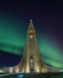 Hallgrimskirche in Reykjavík mit Nordlichtern von Patrick Gross