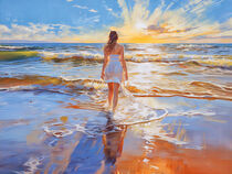 Frau geht ins Meer baden. Sonnenuntergang. Ostsee