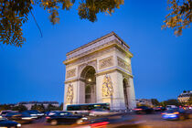 Triumph-Bogen in Paris zur Blauen Stunde