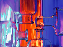 Flaschen vor Blau und Rot von Wolfgang Wittpahl