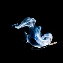 Qualm und Rauch steigt von einem erloschenden Streichholz auf von Jürgen Kottmann