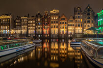 Amsterdam - die tanzenden Häuser am Damrak bei Nacht