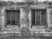 alte Fenster mit Gittern in Kroatien, old windows in Croatia