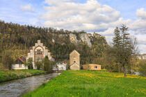 Wasserwerk Thalmühle bei Langenbrunn im Frühling mit Blick auf Schloss Werenwag - Naturpark Obere Donau von Christine Horn