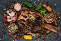 Auswahl von Gewürzen auf Holzschaufeln - Selection of spices on wooden shovels